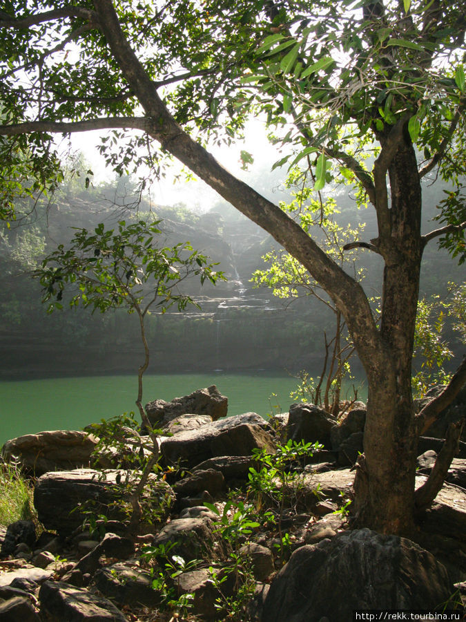 Вон вдалеке, за озером, ручеек. Он превращается в мощный водопад в Мунсун Каджурахо, Индия
