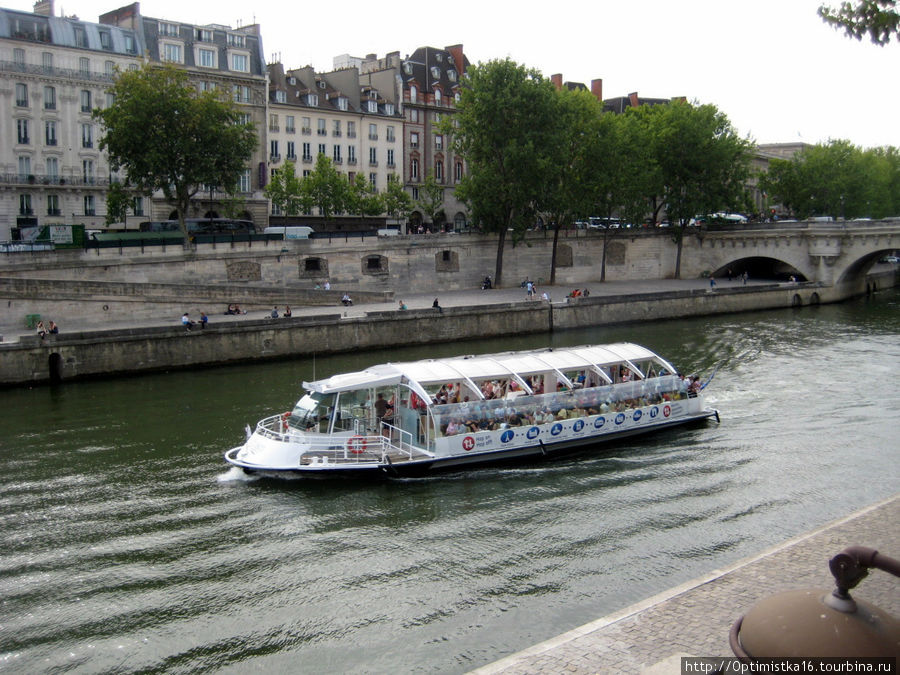 Сена, мосты, набережные, кораблики и замочки без ключиков... Париж, Франция