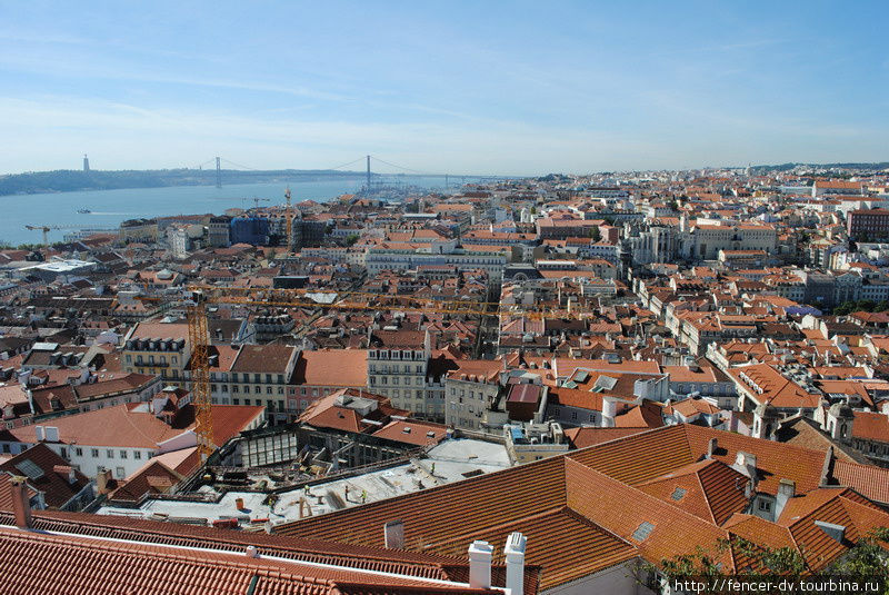 Здесь можно разглядеть целых три крана Лиссабон, Португалия