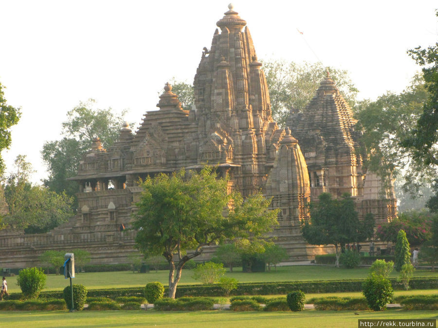 Но эти храмы больше и выше тех, что мы видели за городом Каджурахо, Индия