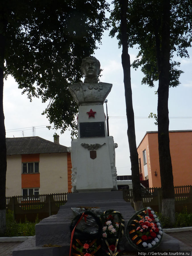Памятник в Воинском мемориале на могиле Гвардии генерал-майора Корженевского Н.Н. Городок, Беларусь