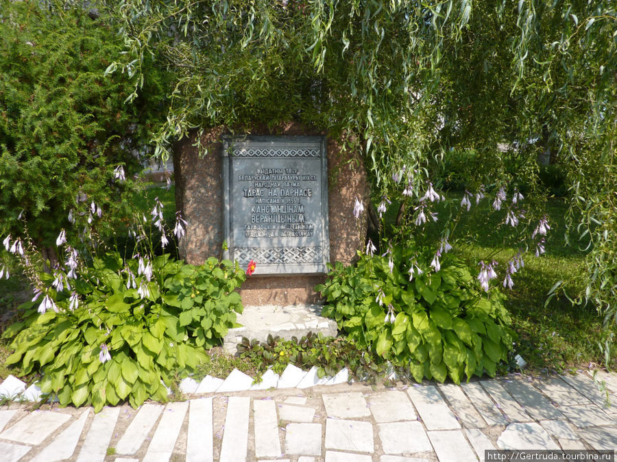 Камень у Краеведческого музея, посвящен Вереницыну К.В., поэту.