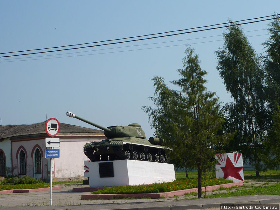 На горке,у начала ул. Гагарина, стоит памятник воинам-танкистам. Городок, Беларусь