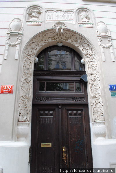 Пятиметровые двери очень характерны для Виноград Прага, Чехия