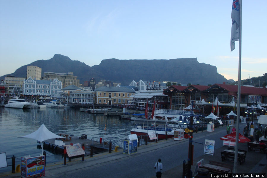 Набережная Кейптауна (waterfront) с видом на Столовую гору. Кейптаун, ЮАР