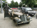 памятник Ю.Никулину 2000г. Скульптор Ю.Рукавишников. Первоначально автомобиль с клоуном планировали поставить на дорогу, но этому воспротивилось ГАИ.