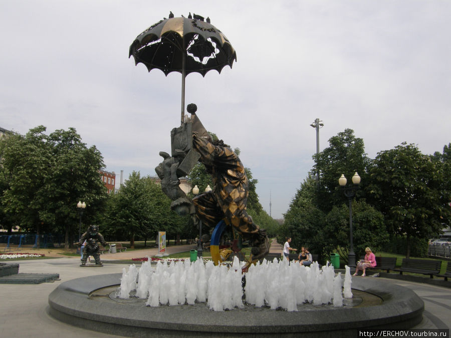 Композиция с клоунами и с фонтаном на Цветном бульваре, почти напротив цирка. Москва, Россия