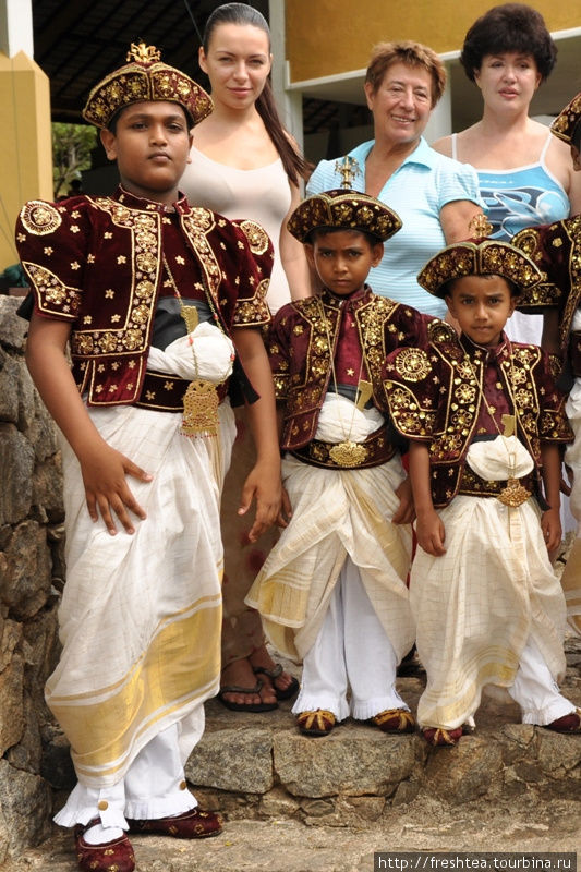 Наши туристки, завидев фотосессию, попросились в кадр — и пареньки преисполнились особой гордости: иностранцы все-таки!.. Шри-Ланка