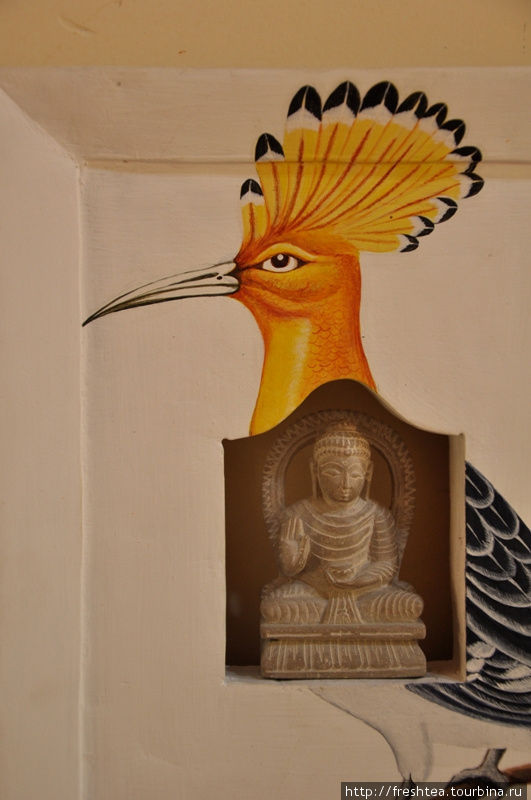 А вот такой сюжет — удод и Будда — открыла для себя здесь, в галерее Арт-школы. Шри-Ланка
