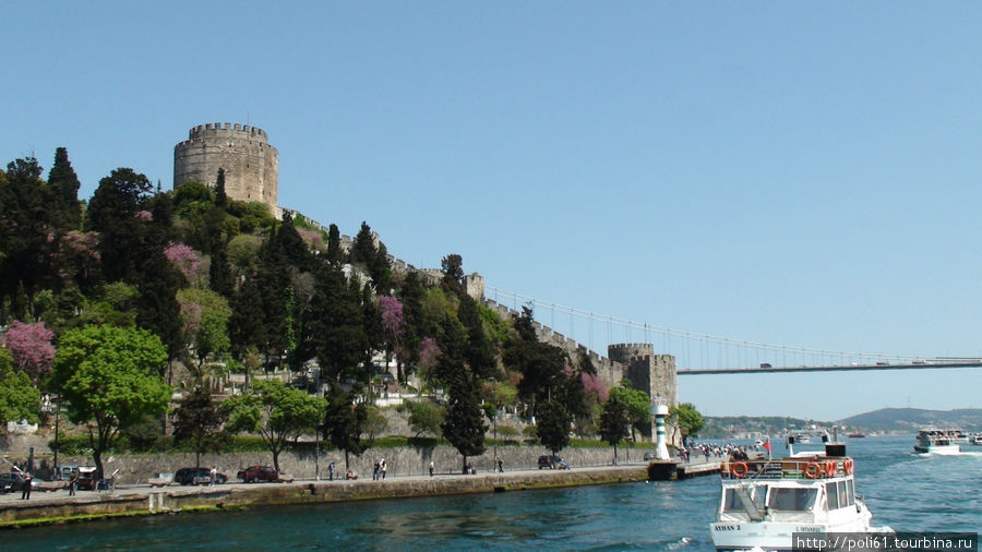 Крепость Румелихисар и мост Султана Мехмеда Фатиха — второй мост через Босфорский пролив. Стамбул, Турция