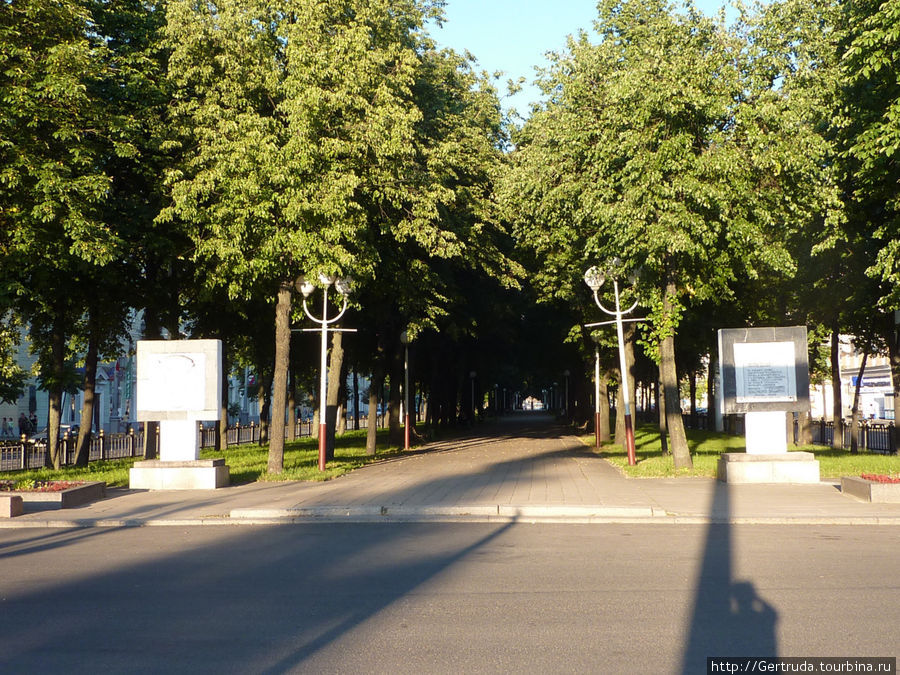 Бульвар в центре улицы Кирова. Витебск, Беларусь