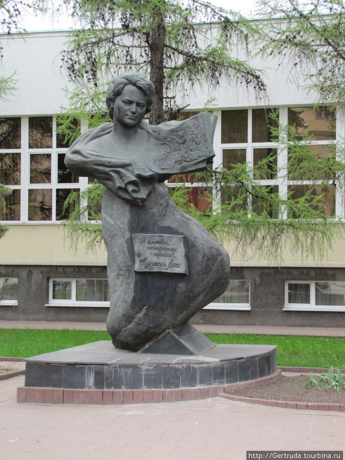 Памятник белорусской поэт