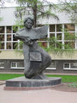 Памятник белорусской поэтессе Евдокии Лось у областной библиотеки на улице Ленина, д.8а.