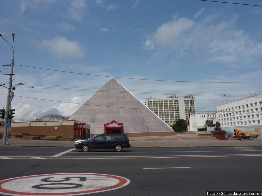 Новая пирамида на улице Ленина. За ней видно здание гостиницы. Витебск, Беларусь