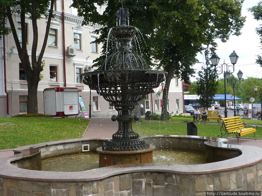 Оригинальный фонтан у Ратуши -музея. Витебск, Беларусь