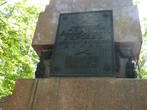 Памятная доска в нижней части обелиска героям 1812 года.