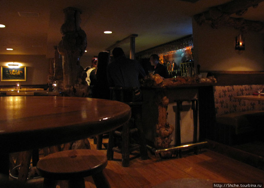 единственная фото внутри на бар, ну не принято там снимать вечером, когда люди отдыхают, а днем мы туда не заходили Джексон, CША