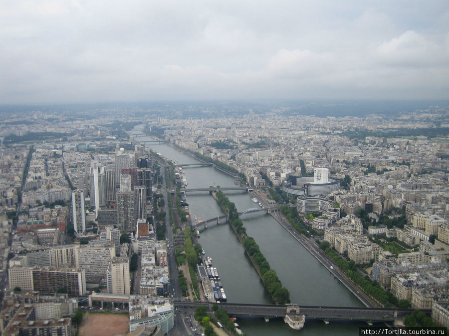 Вид на Париж с третьего яруса Эйфелевой башни. Париж, Франция
