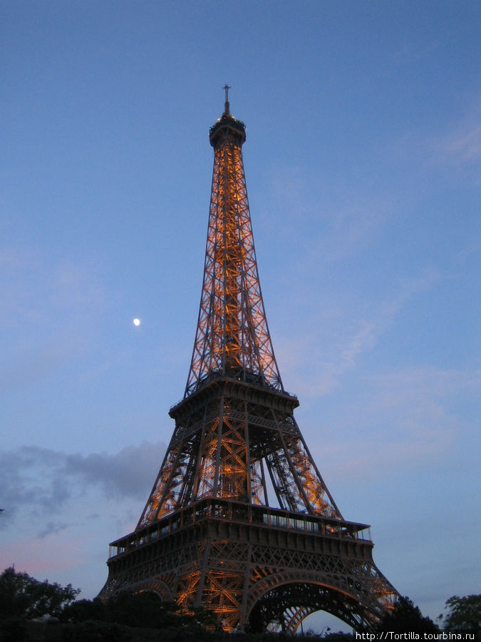 Париж. Эйфелева башня в вечернем наряде Париж, Франция