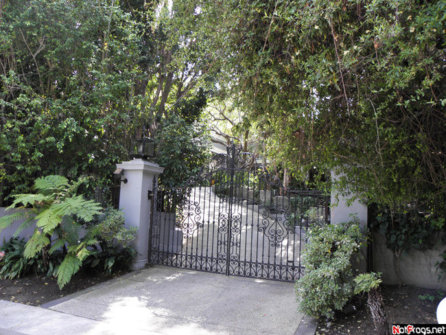 Ворота у дома Майкла Джексона Лос-Анжелес, CША
