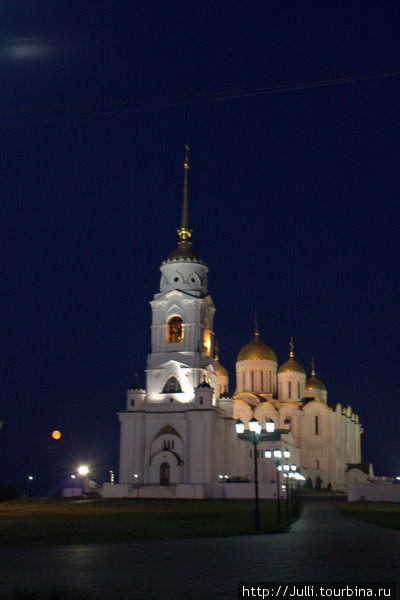 Ночная прогулка у стен Успенского собора во Владимире Владимир, Россия