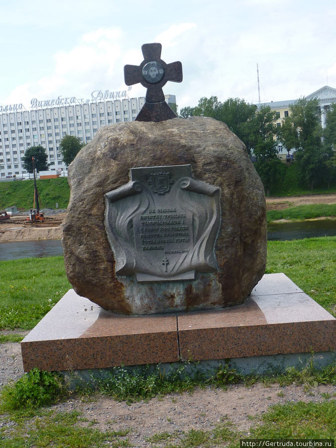 Камень на площади, как символ начала нового Тысячелетия. Витебск, Беларусь