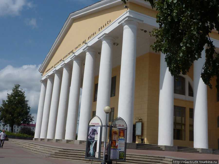 Вид театра  сбоку.Главный вход. Витебск, Беларусь