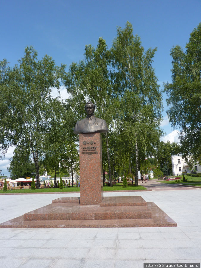 Памятник П.М. Машерову в сквере у театра