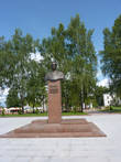 Памятник П.М. Машерову в сквере у театра