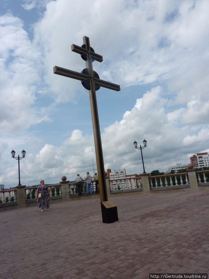 Крест на площади перед Свято- Успенским собором. Витебск, Беларусь