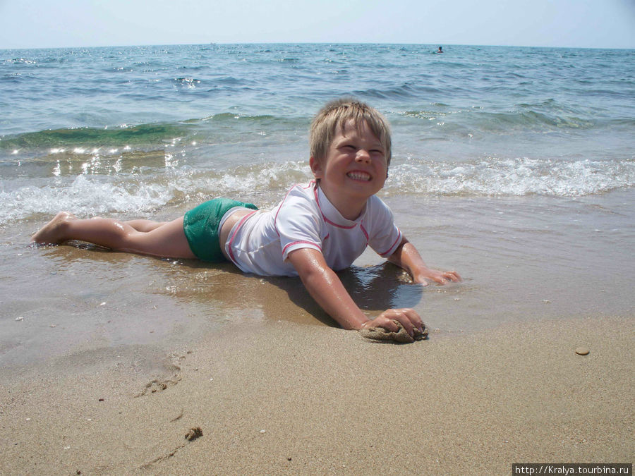 Младший внук балдеет от моря. Фамагуста, Турецкая Республика Северного Кипра
