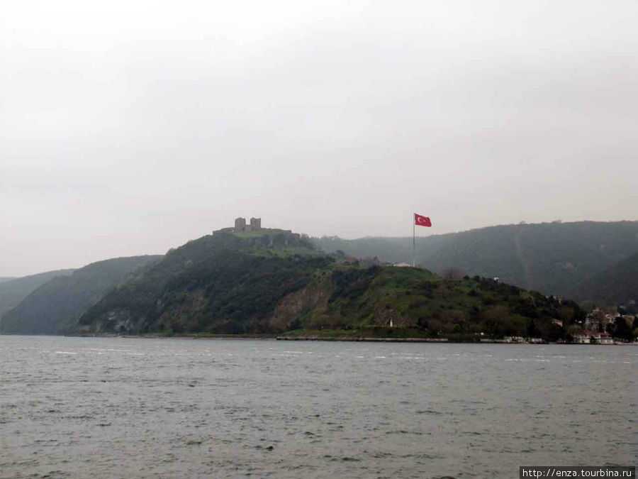 Руины замка Йорос смотрят на Черное море. Стамбул, Турция