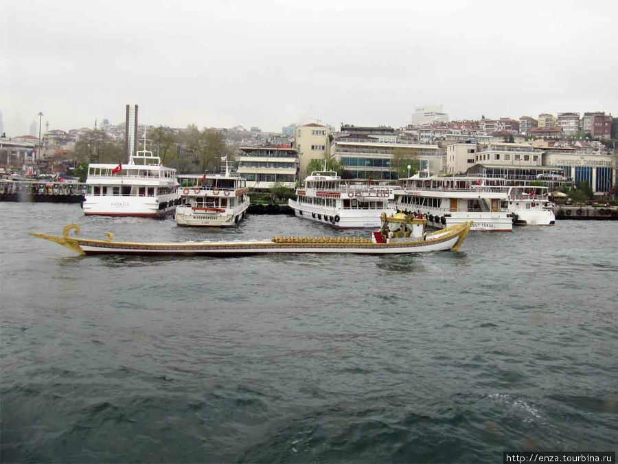 Чего только не плавает по Босфору. Есть и такие лодки. Стамбул, Турция