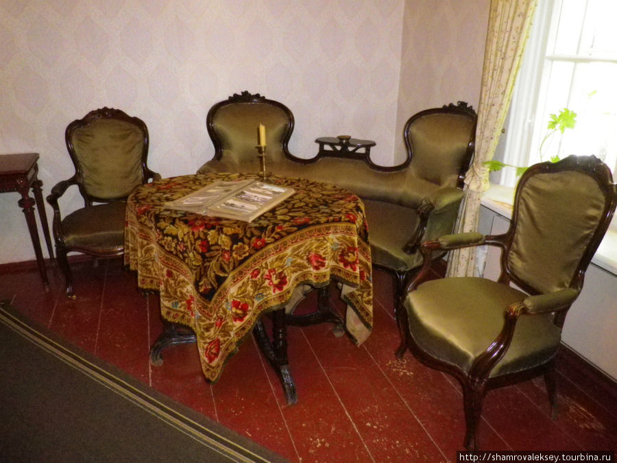 Следующая комната — гостиная, в которой проходили беседы с гостями дома, звучала музыка. Старая Русса, Россия