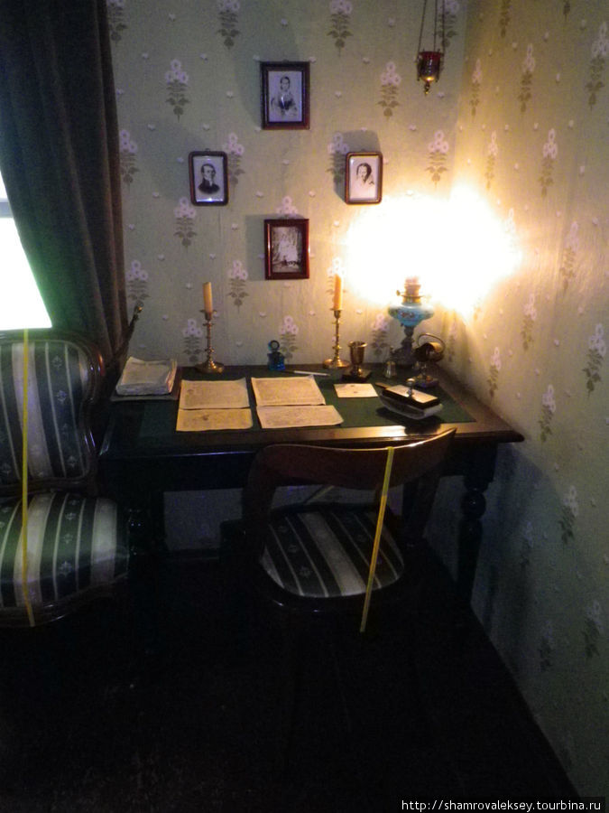 Теперь войдем в кабинет писателя и окажемся около рабочего стола за которым он создавал свои произведения ... Старая Русса, Россия