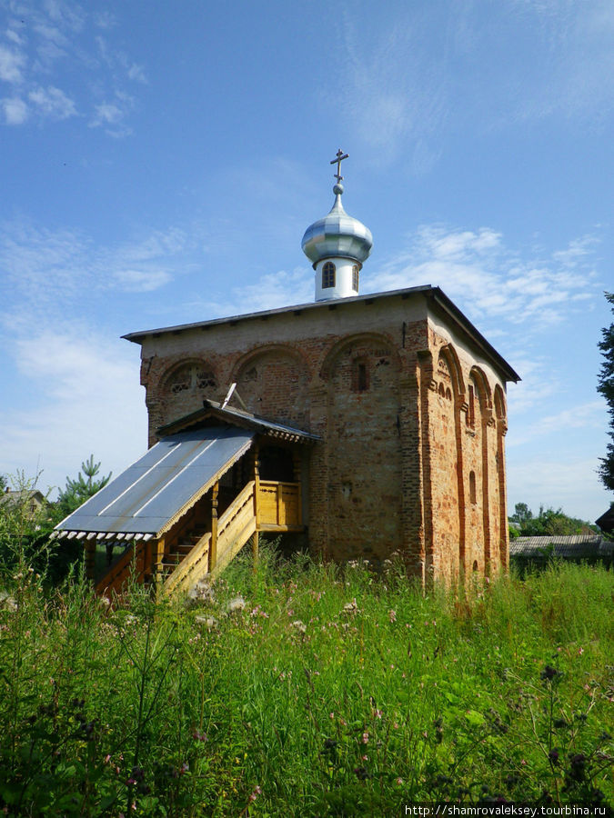 Вдалеке от больших дорог стоит один из старейших храмов  Старой Руссы церковь Святого великомученика Мины (XIV век)