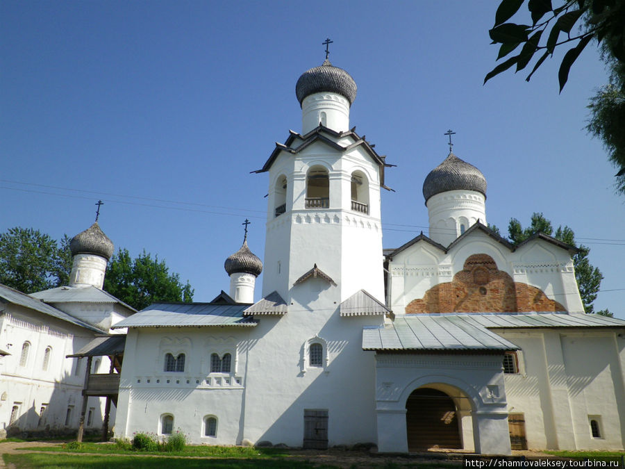 В ансамбль монастыря также входит церковь Рождества Христова и... Старая Русса, Россия
