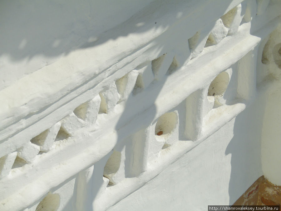 а также его стены украшены белокаменными узорами. Старая Русса, Россия