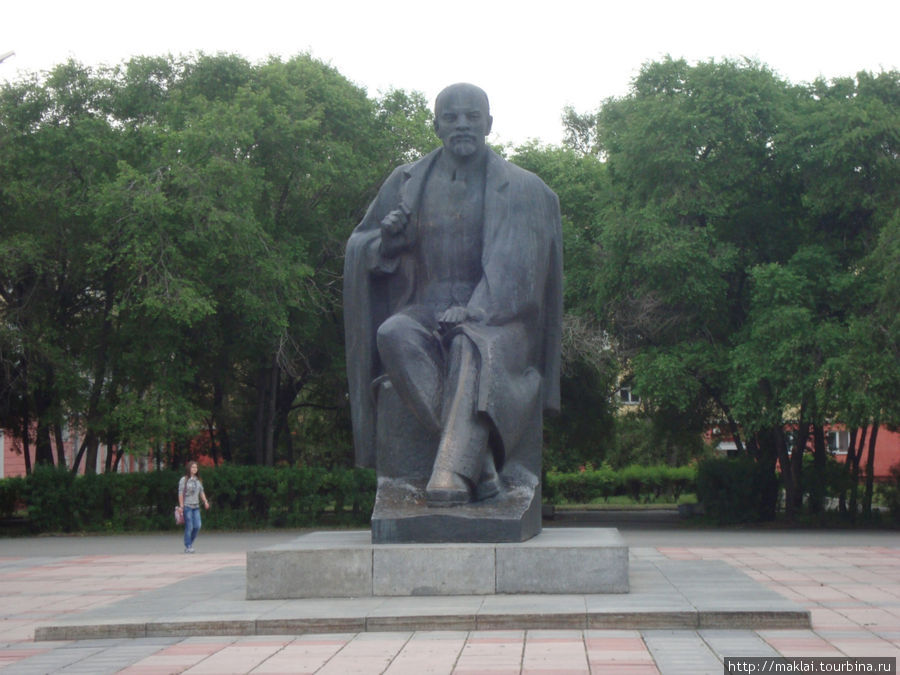 Памятник В.Ленину на Первомайской площади.