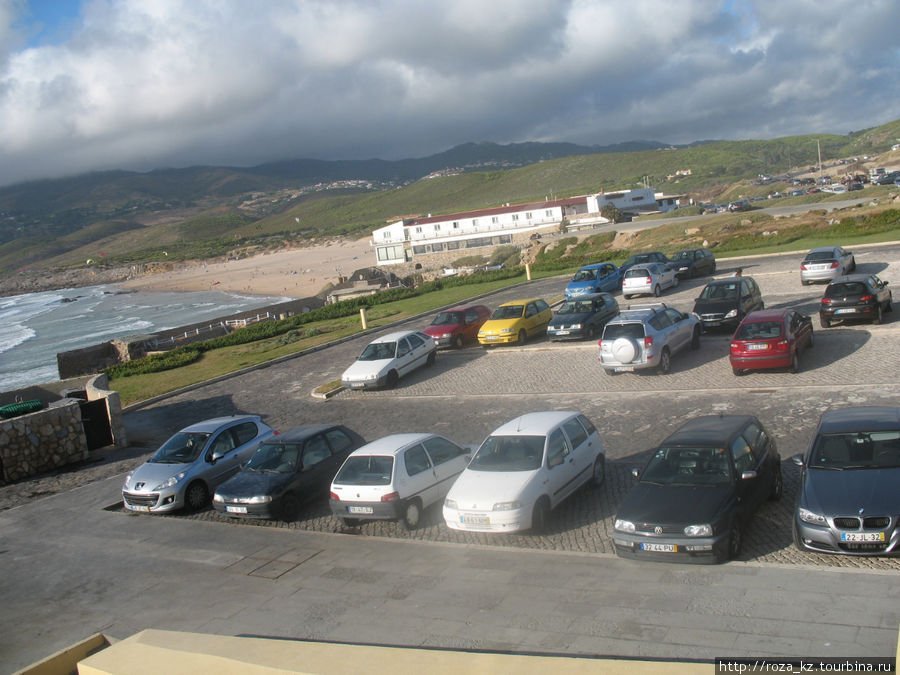 боковой вид из окна номера: мусорные баки (слева) и стоянка машин Кашкайш, Португалия