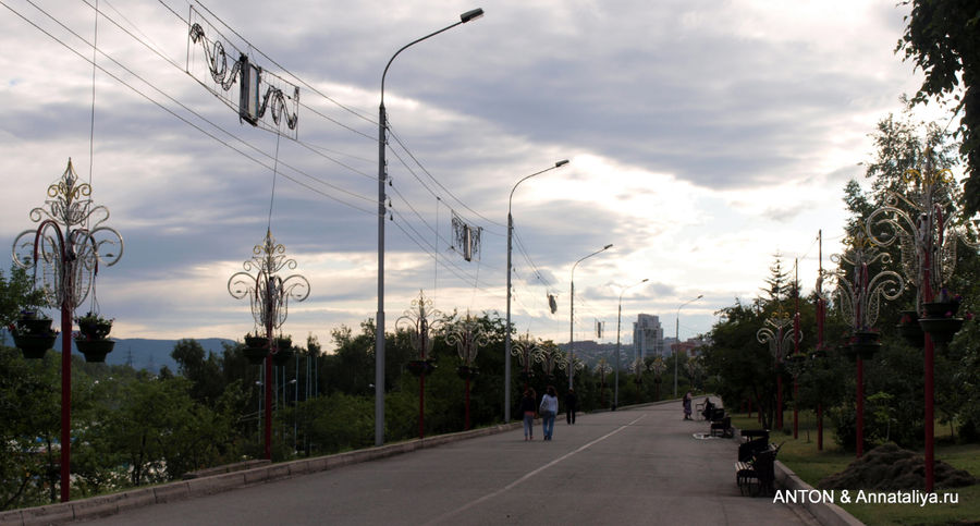 Верхняя часть набережной рядом с Коммунальным мостом. Нижняя совсем никакая. Красноярск, Россия