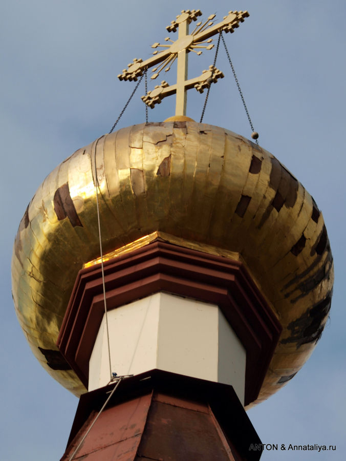 Во время реставрации в 1996 году маковку часовни увеличили, и она теперь не такая, как изображена на десятирублевке. Красноярск, Россия