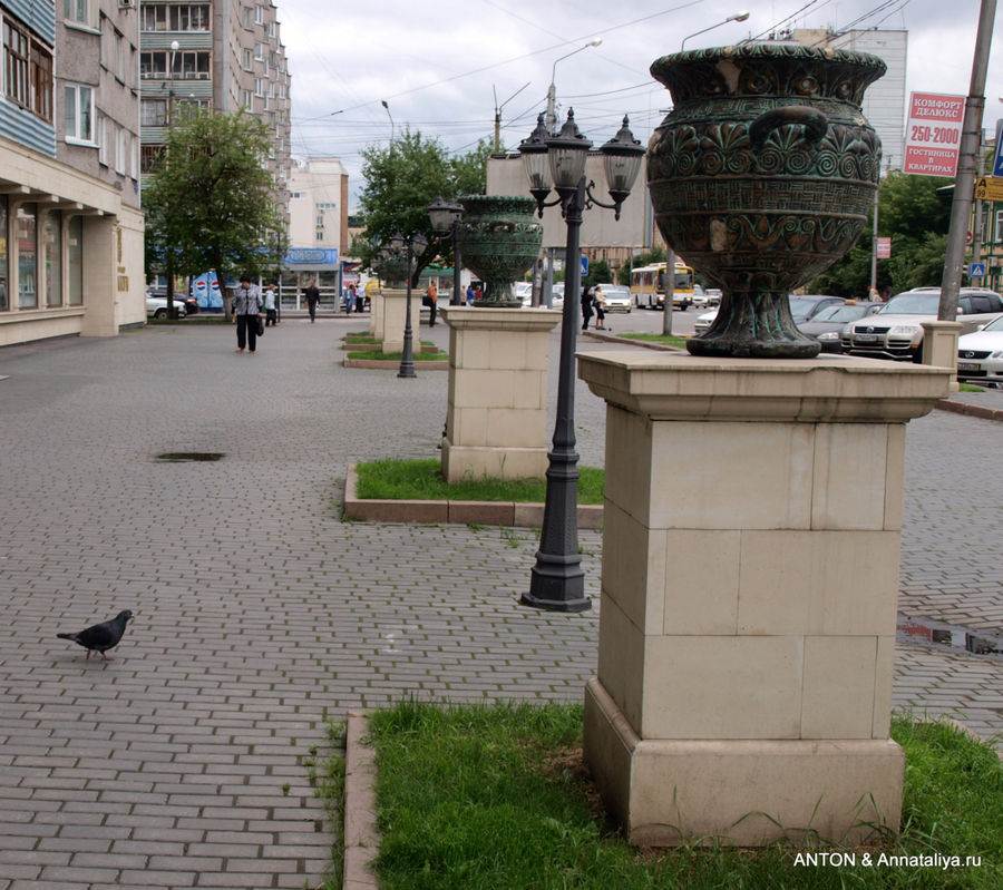 Античные вазы на улицах города. Красноярск, Россия