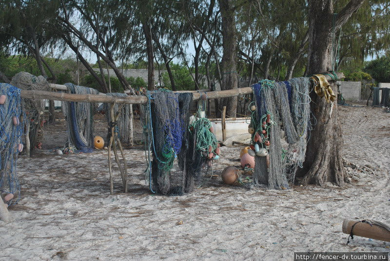 Сети и буйки — вот по сути и все принадлежности Остров Занзибар, Танзания