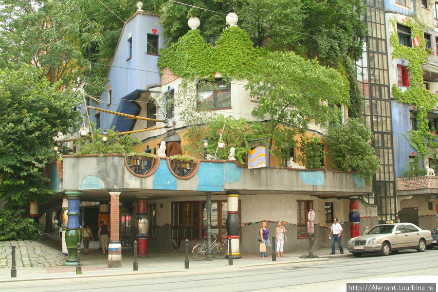 Дом Хундертвассера (нем. Hundertwasserhaus) — жилой дом в Вене, Австрия. Построен по проекту австрийского художника и архитектора Фриденсрайха Хундертвассера в 1983—1986 годах совместно с архитектором Йозефом Кравиной. Вена, Австрия