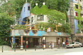 Дом Хундертвассера (нем. Hundertwasserhaus) — жилой дом в Вене, Австрия. Построен по проекту австрийского художника и архитектора Фриденсрайха Хундертвассера в 1983—1986 годах совместно с архитектором Йозефом Кравиной.