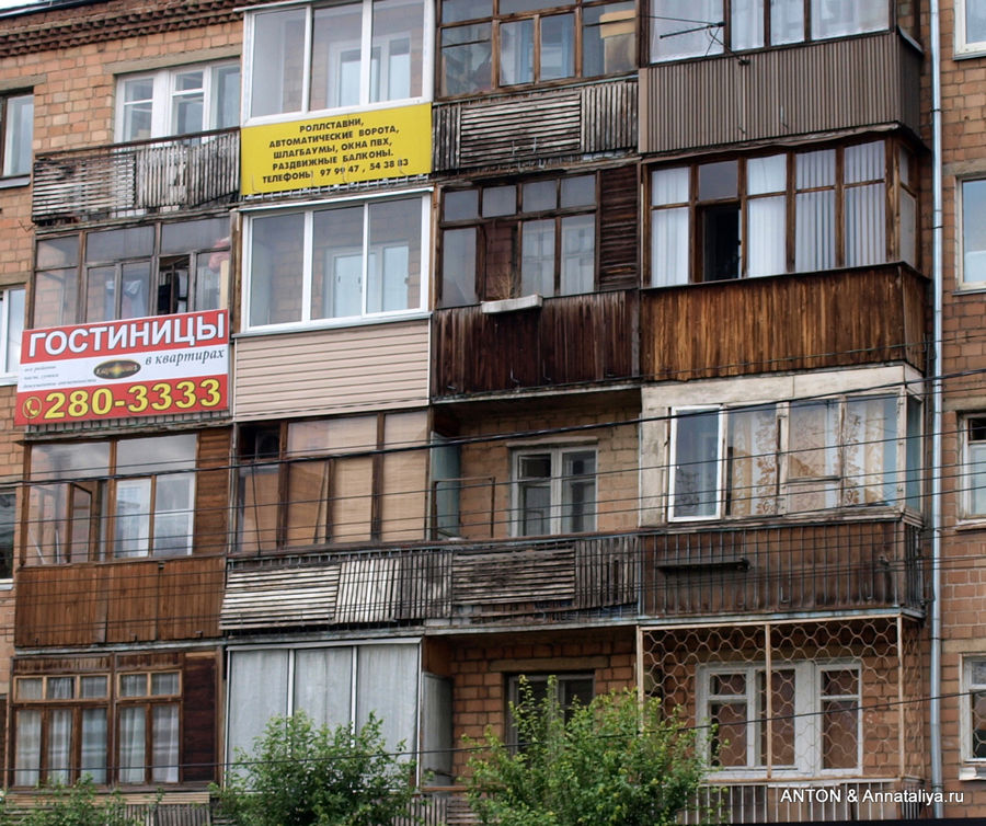 Рекламы о Гостиницах в квартирах есть везде, даже на балконах. Красноярск, Россия