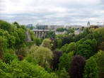 Визитной карточкой Люксембурга является одноопорный каменный мост.Огромный, глубокий овраг разрезает город на части, через овраг перекинуты мосты и виадук. От глубины и простора захватывает дух.