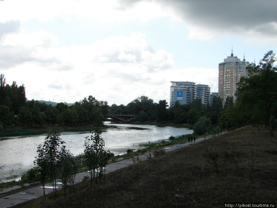 Городской пейзаж в районе Русановского канала. Киев, Украина
