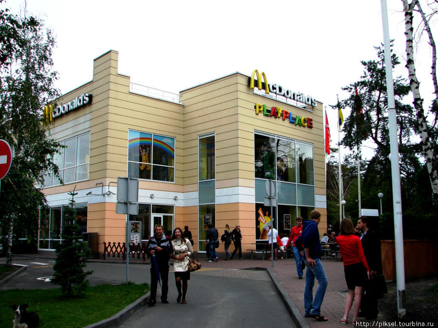 В Киеве ресторанов быстрого питания Макдональдс достаточно много (честно говоря точное их количество я не знаю), все строго соблюдают технологические стандарты, стандарты по планировке интеръера. Но по архитектурному стилю могут отличаться друг от друга. Вот этот, расположенный в 20-30 метрах от ст.М Дарница, мне очень понравился какой-то игривостью и задором. Киев, Украина